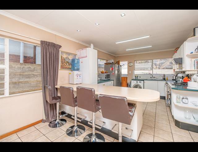 4 BEDROOM FREEHOLD FOR SALE IN WELTEVREDEN PARK